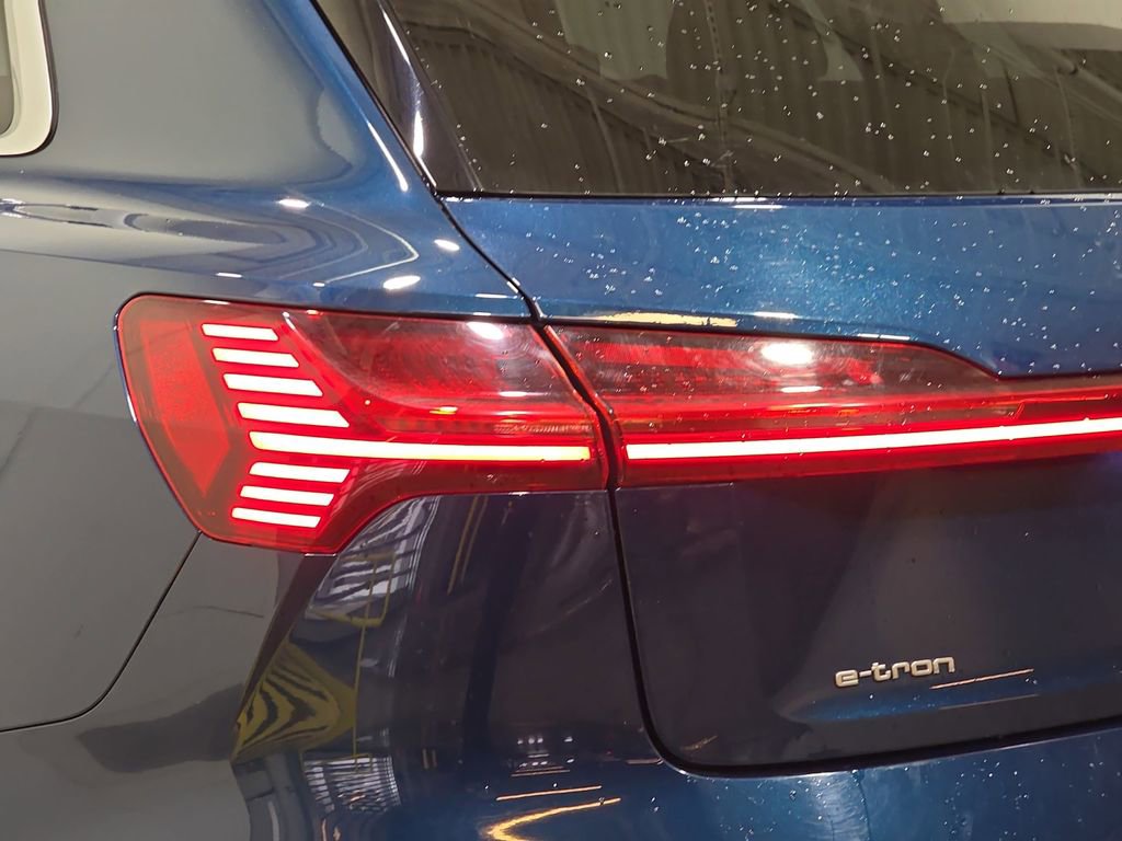 Used 2019 Audi e-tron Prestige w/ Prestige Package AWD/4WD image 33