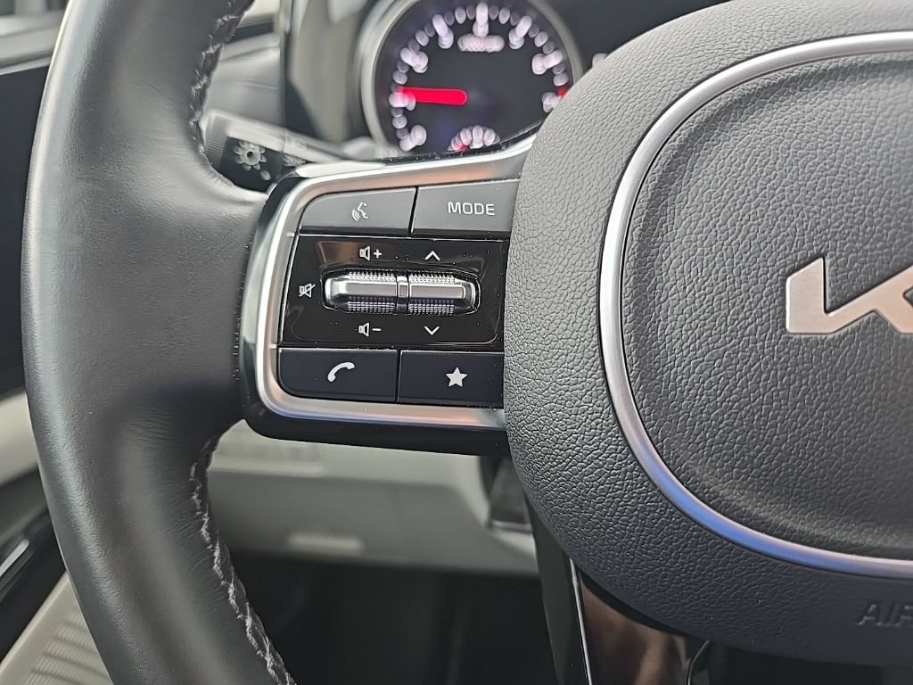 Used 2023 Kia Carnival EX FWD image 21