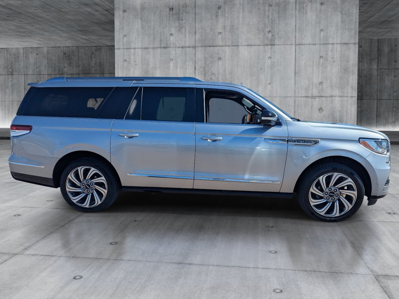 Used 2024 Lincoln Navigator L 4WD image 6