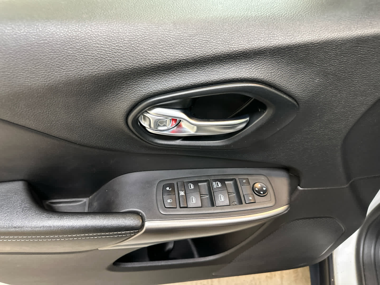 Used 2020 Jeep Cherokee Latitude w/ Cold Weather Group image 25