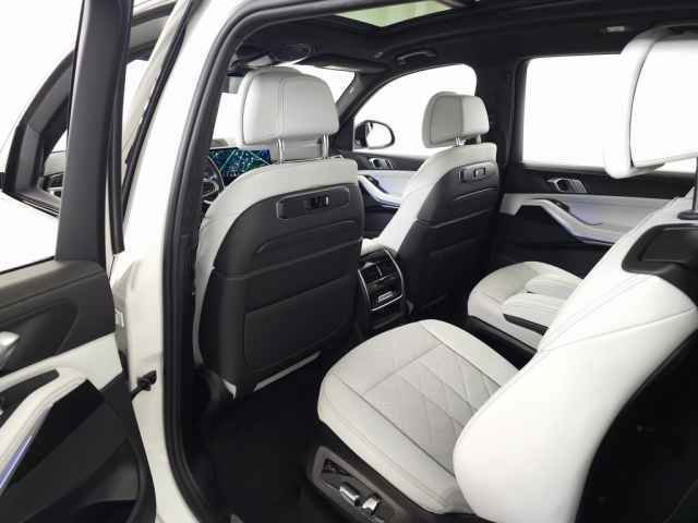 Used 2024 BMW X7 xDrive40i w/ M Sport Package image 40