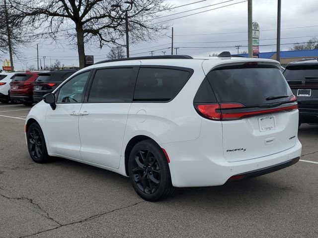 Used 2025 Chrysler Pacifica Limited FWD image 4