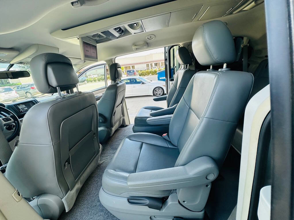 Used 2012 Volkswagen Routan SE image 16