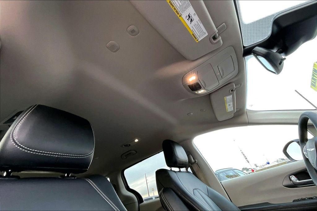 Used 2024 Chrysler Pacifica Touring-L image 22