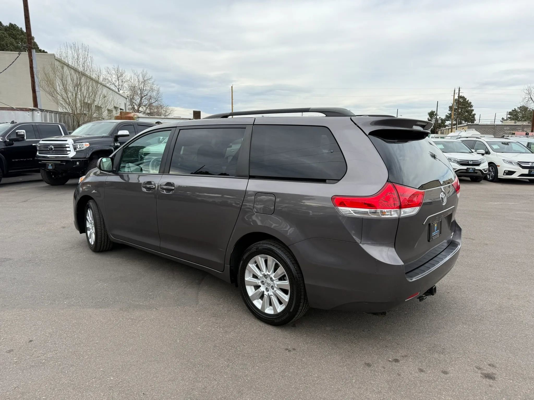 Used 2013 Toyota Sienna LE w/ Towing Pkg image 4