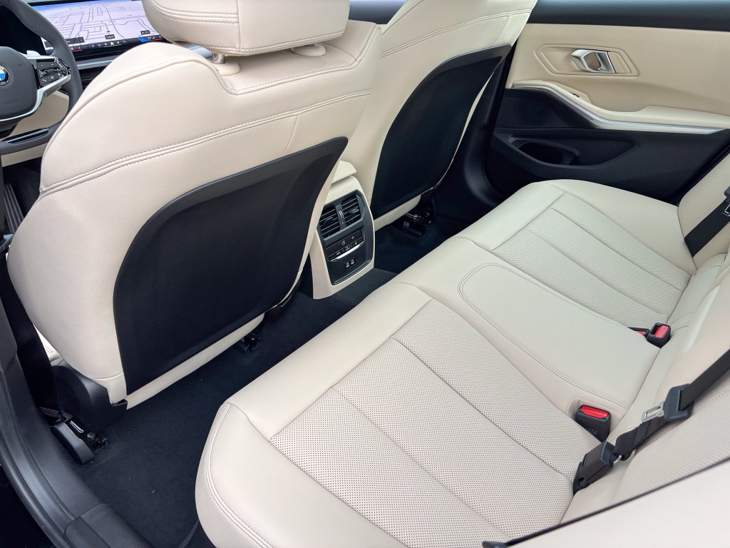 New 2026 BMW 330i xDrive Sedan w/ Convenience Package AWD/4WD image 24