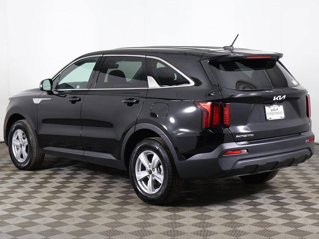 Used 2023 Kia Sorento LX image 9