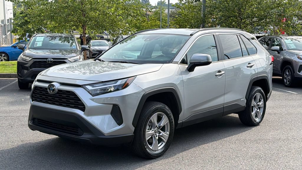 Used 2025 Toyota RAV4 XLE AWD/4WD image 2