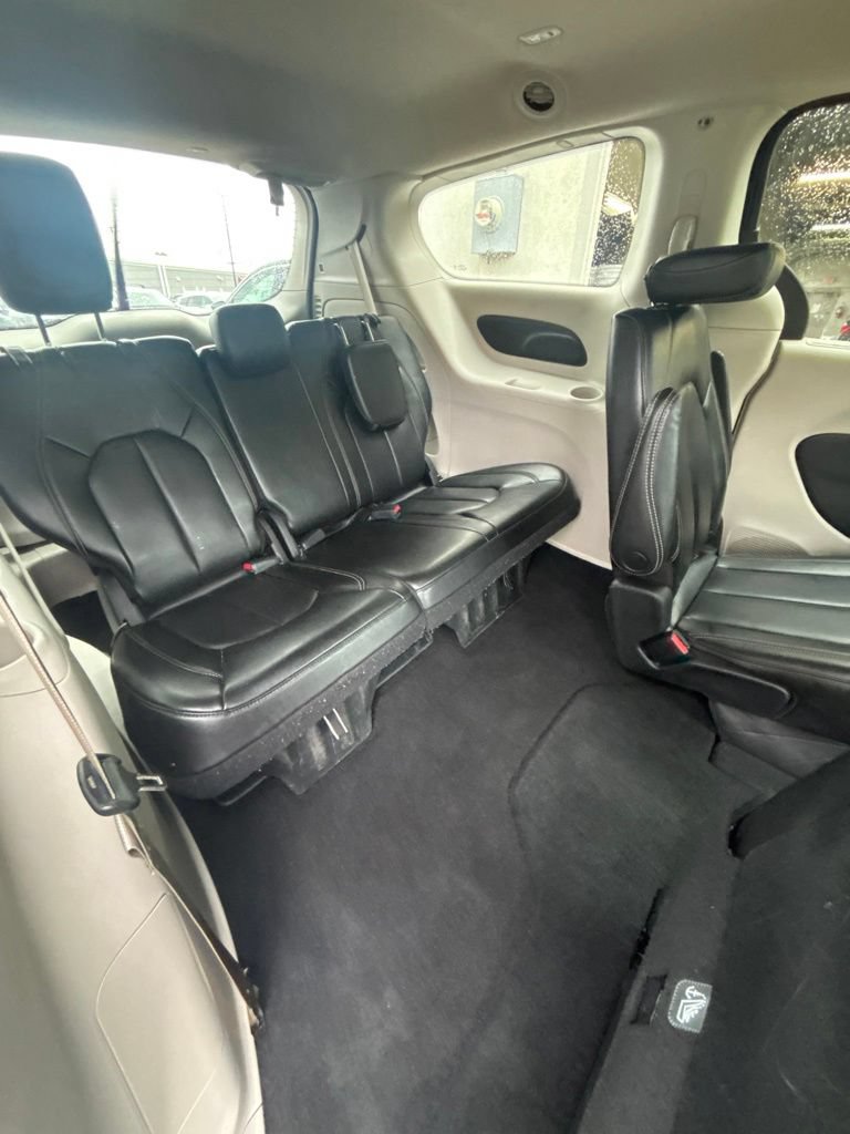 Used 2023 Chrysler Pacifica Touring-L FWD image 22