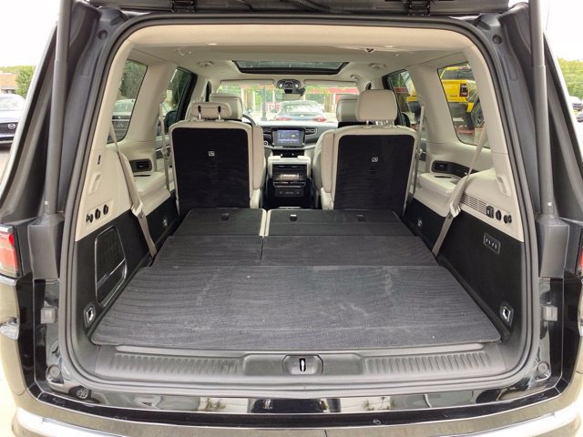Used 2024 Jeep Wagoneer Series III w/ Premium Group I AWD/4WD image 5
