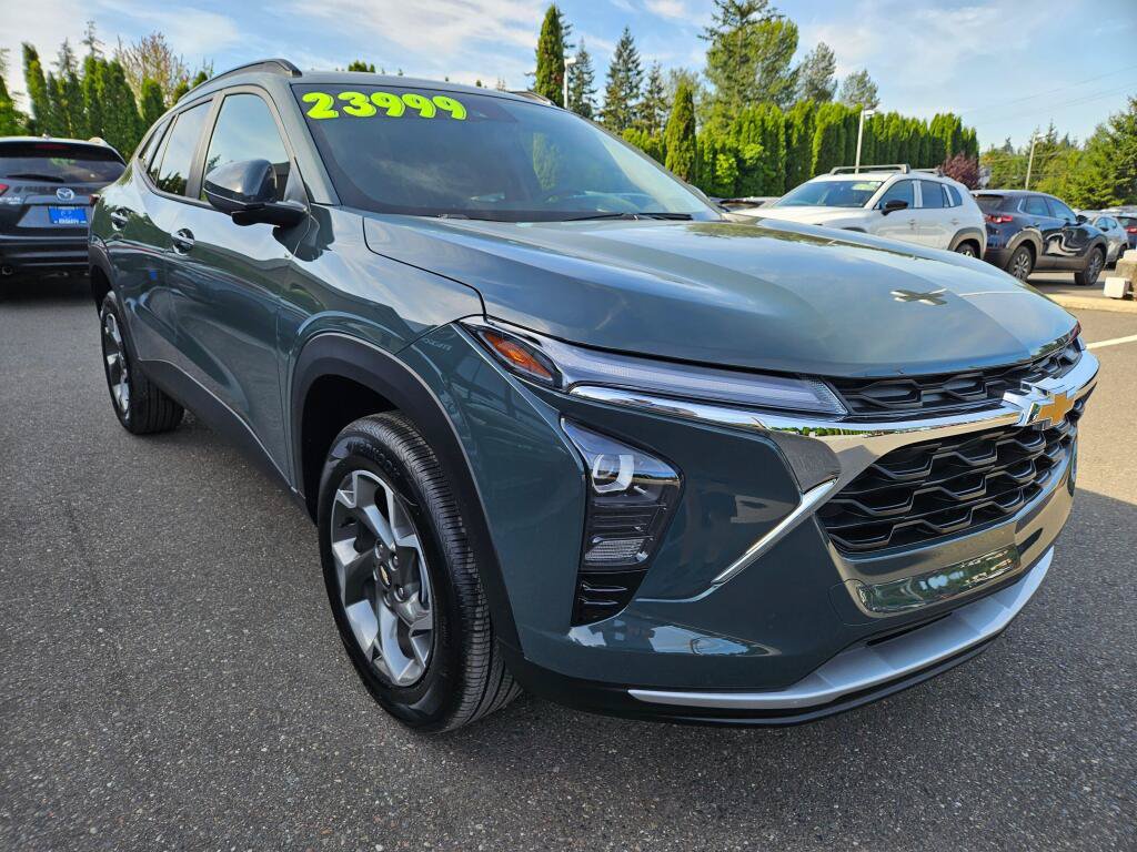 Used 2025 Chevrolet Trax LT FWD image 6