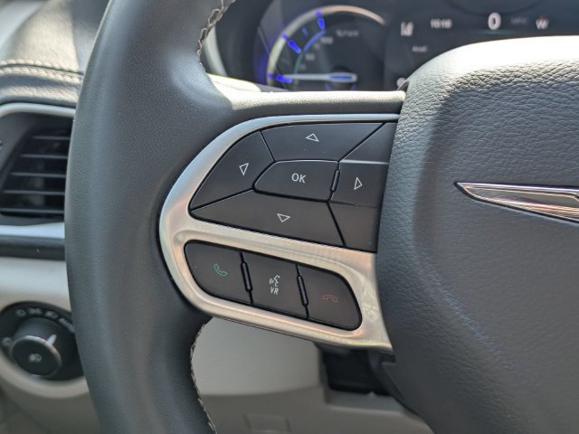 Used 2024 Chrysler Pacifica Limited FWD image 28