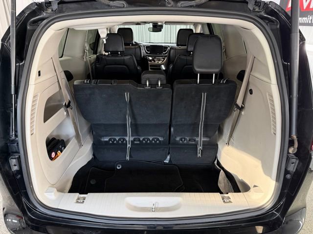 Used 2024 Chrysler Pacifica Touring-L image 9
