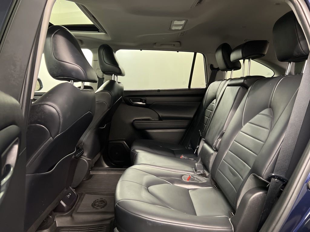Used 2021 Toyota Highlander XLE image 32