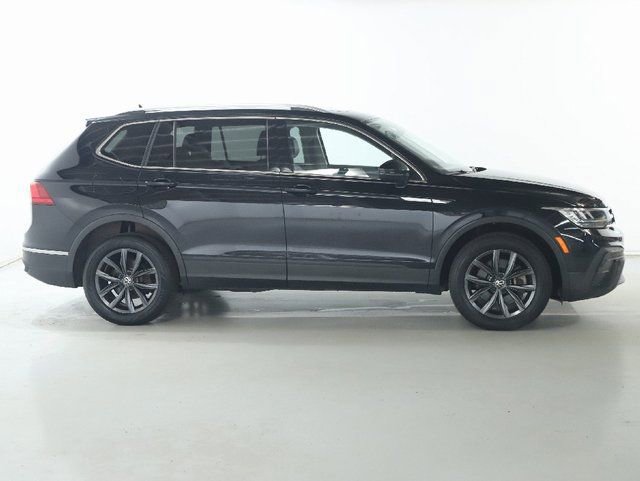 Used 2022 Volkswagen Tiguan SE w/ Panoramic Sunroof Package AWD/4WD image 11