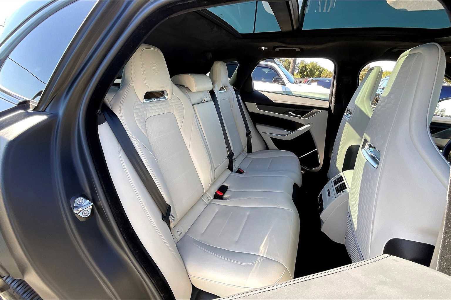 Used 2024 Jaguar F-PACE SVR image 29