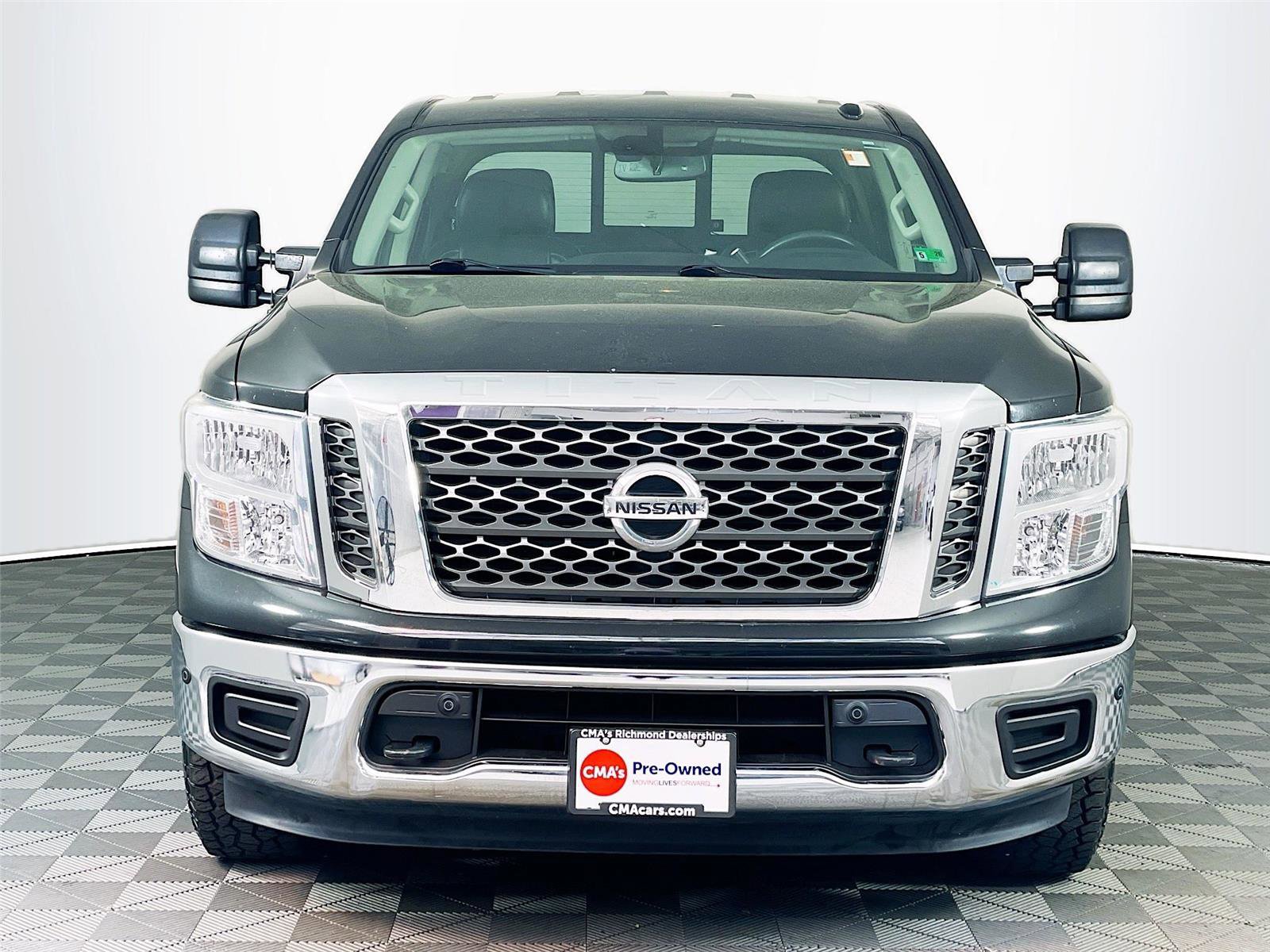 Used 2018 Nissan Titan SV w/ SV Convenience Package image 2