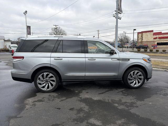 Used 2022 Lincoln Navigator Reserve image 2