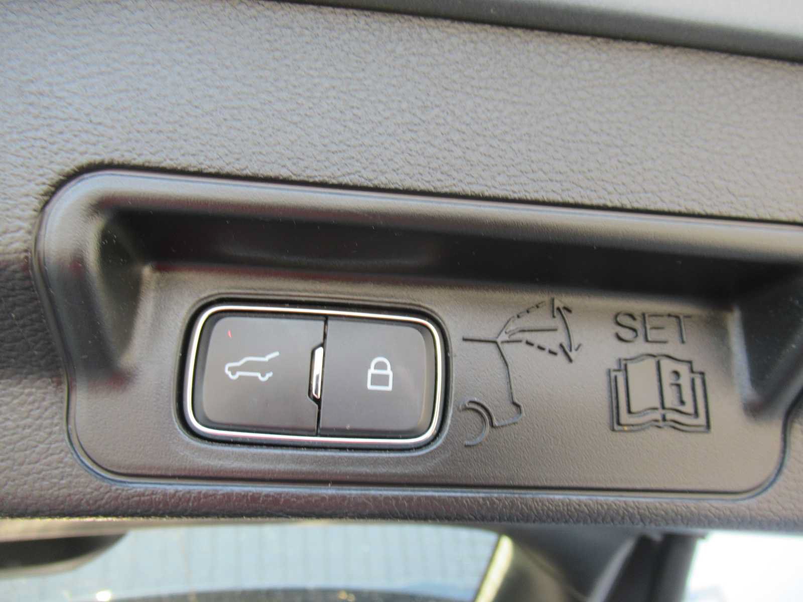 Used 2024 Ford Explorer XLT w/ Equipment Group 202A AWD/4WD image 19