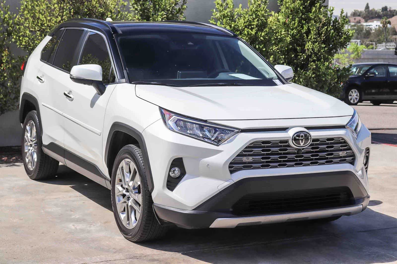 Used 2020 Toyota RAV4 Limited FWD image 3