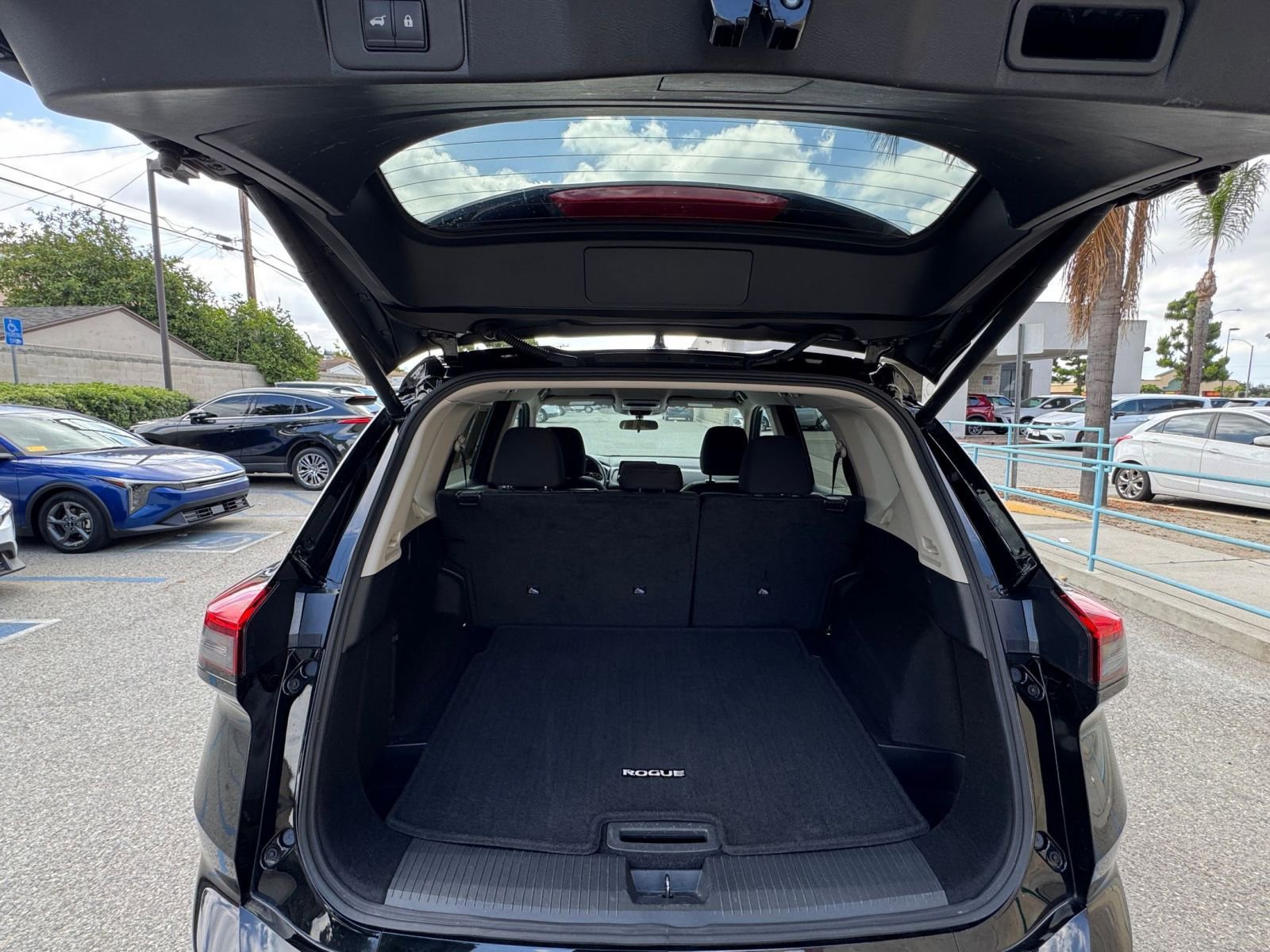 Used 2025 Nissan Rogue SV FWD image 33