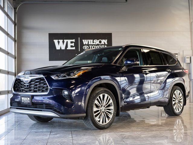 Used 2023 Toyota Highlander Platinum AWD/4WD image 2