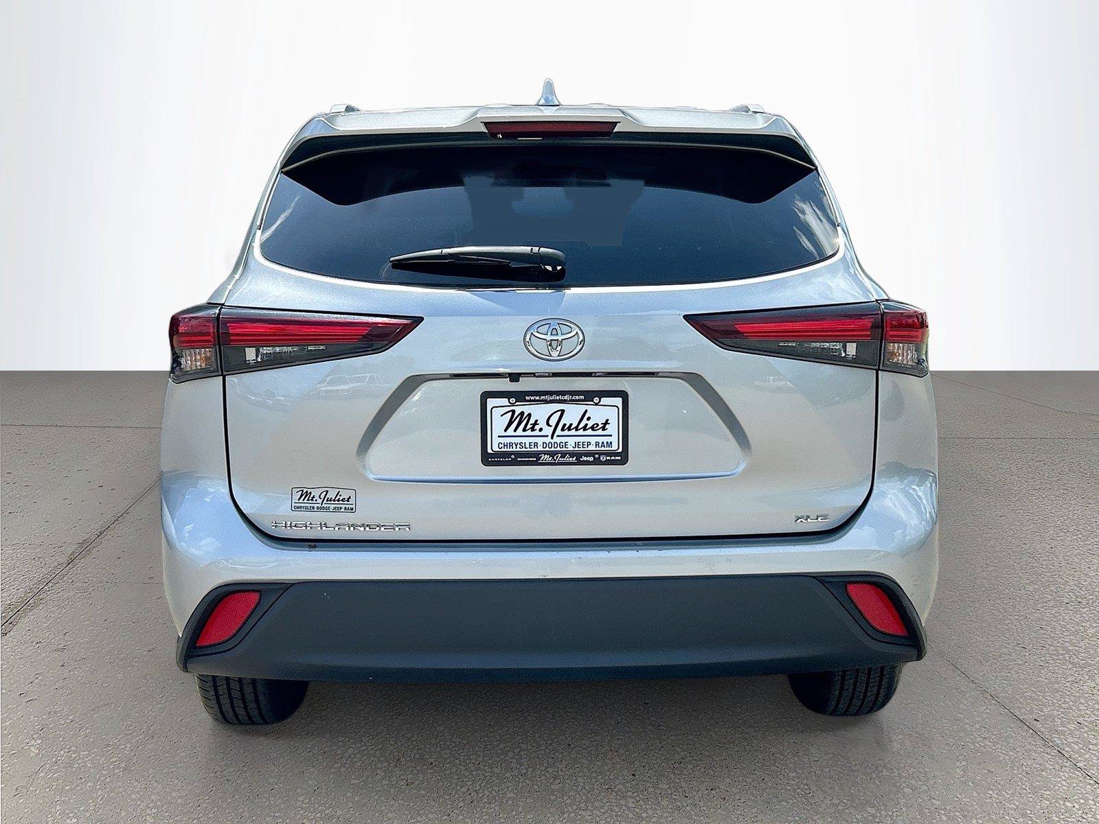Used 2024 Toyota Highlander XLE FWD image 5