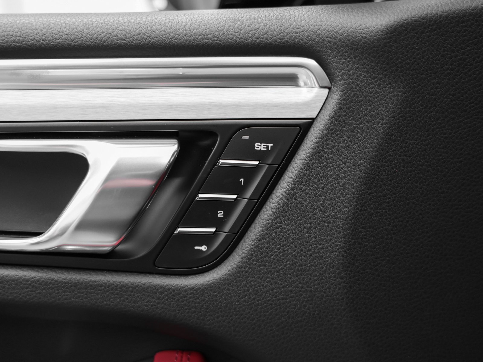 Used 2025 Porsche Macan image 27