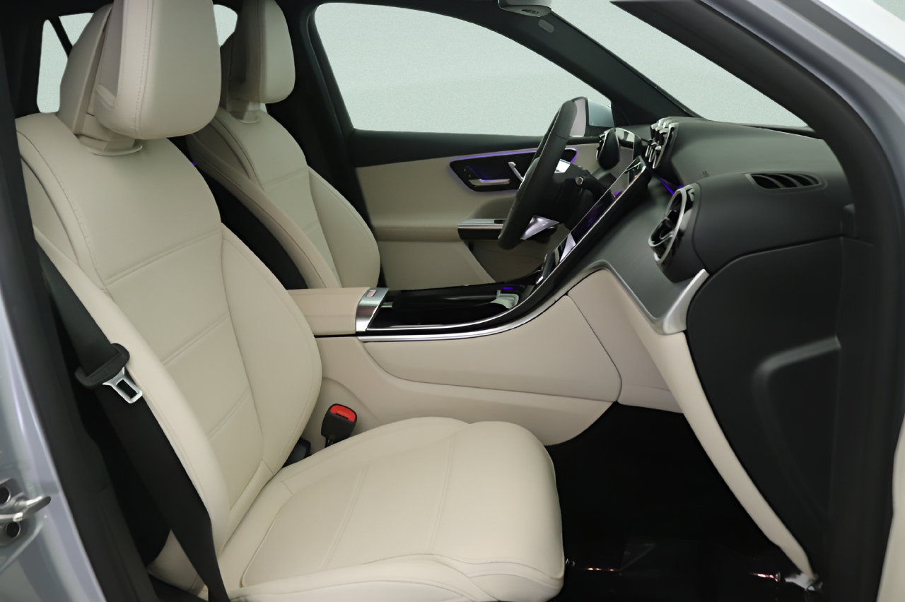 Used 2025 Mercedes-Benz GLC 350e 4MATIC image 28