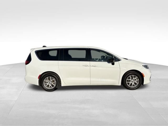 Used 2024 Chrysler Pacifica Touring-L image 9