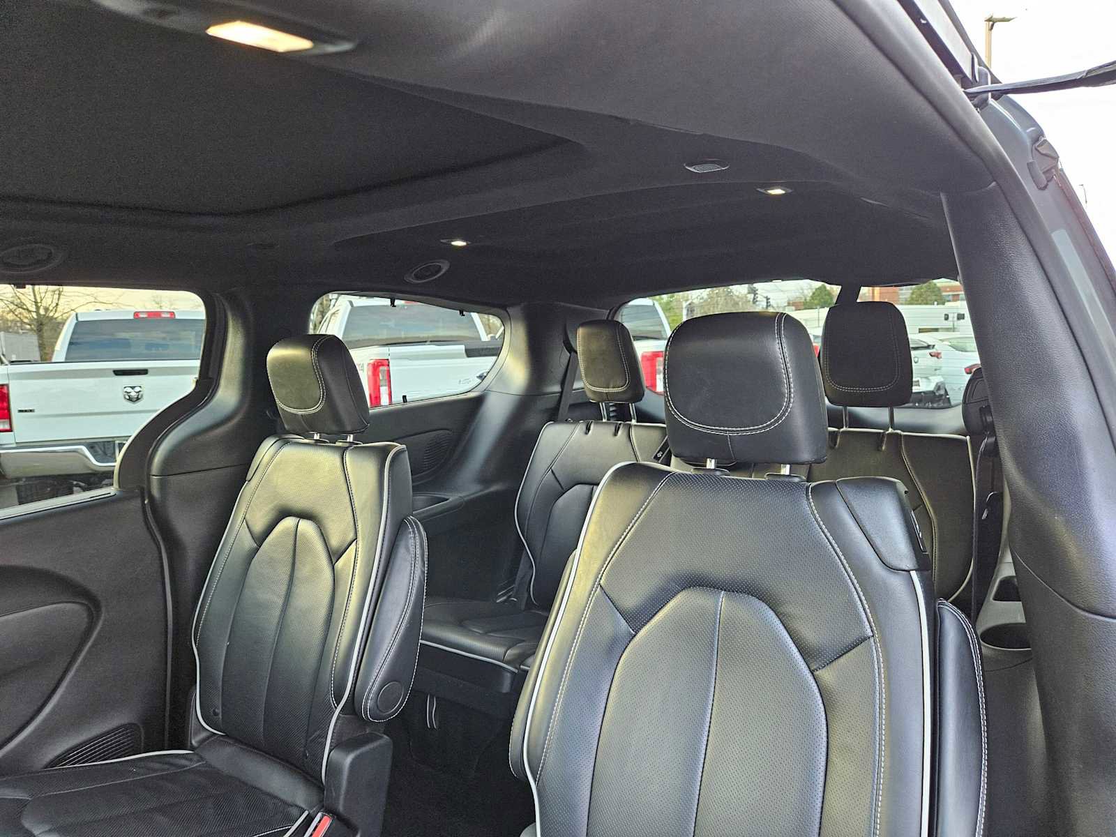 Used 2025 Chrysler Pacifica Limited image 21