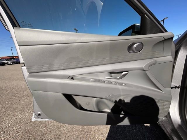 Used 2025 Hyundai Elantra SE FWD image 21