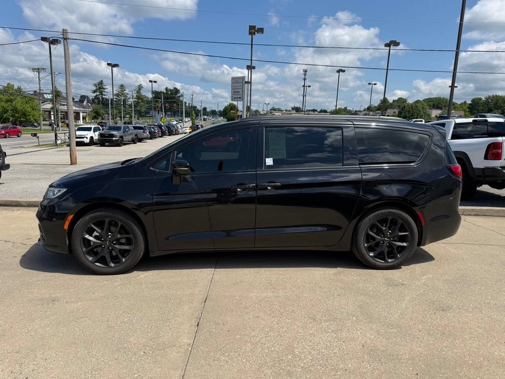 Used 2025 Chrysler Pacifica Limited FWD image 9