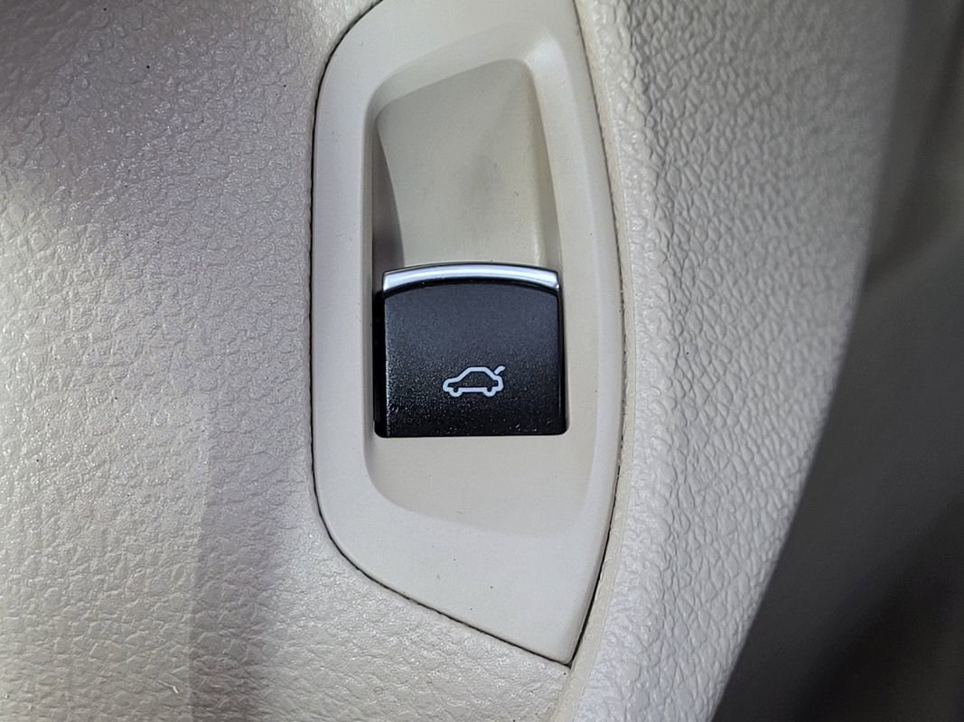 Used 2013 Volkswagen Passat 2.5 SE image 26