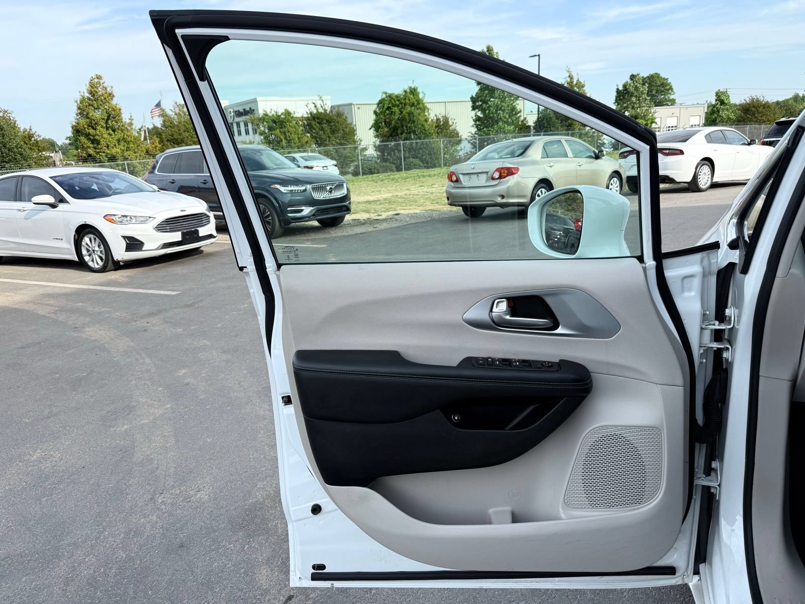 Used 2018 Chrysler Pacifica Touring Plus FWD image 16
