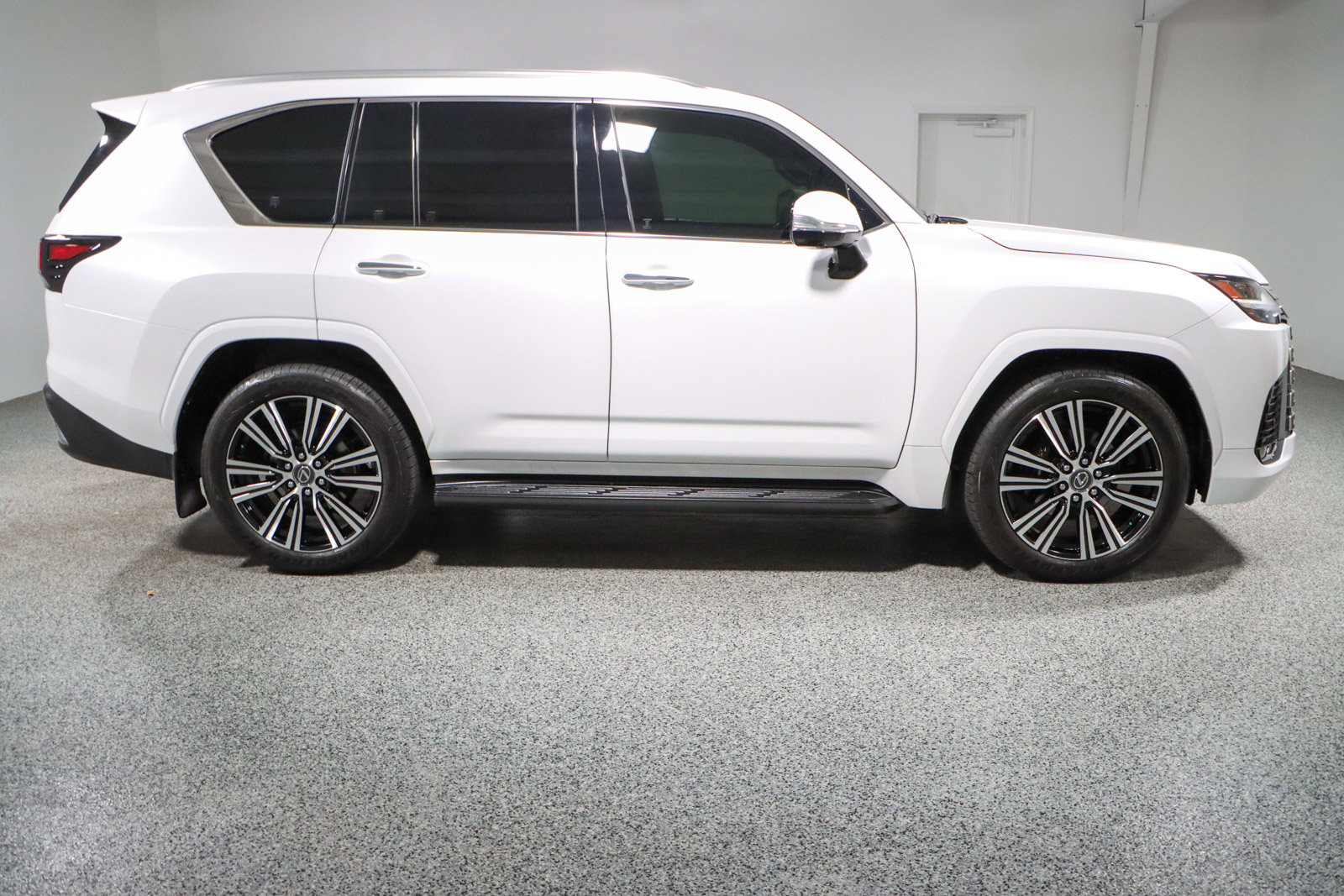 Used 2025 Lexus LX 600 4WD w/ Luxury Package image 6