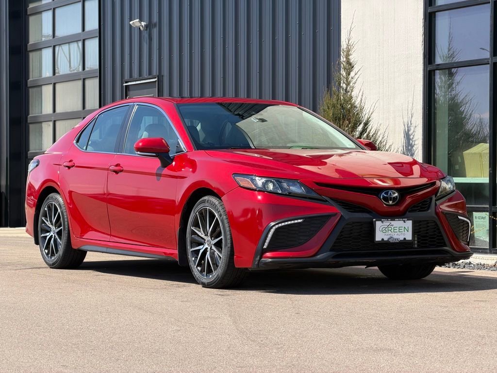 Used 2022 Toyota Camry SE w/ Cold Weather Package image 4