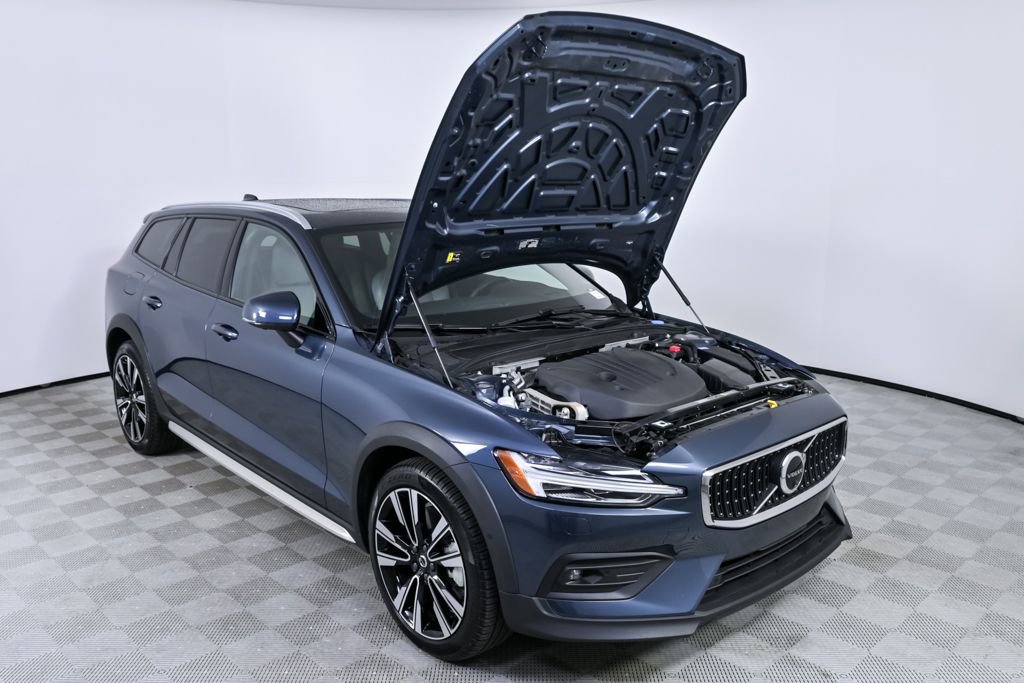 Used 2025 Volvo V60 B5 Cross Country Ultra image 34