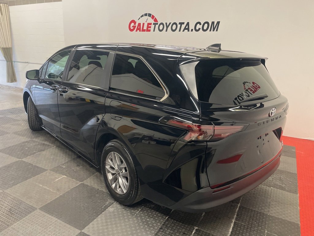 Used 2024 Toyota Sienna LE image 8