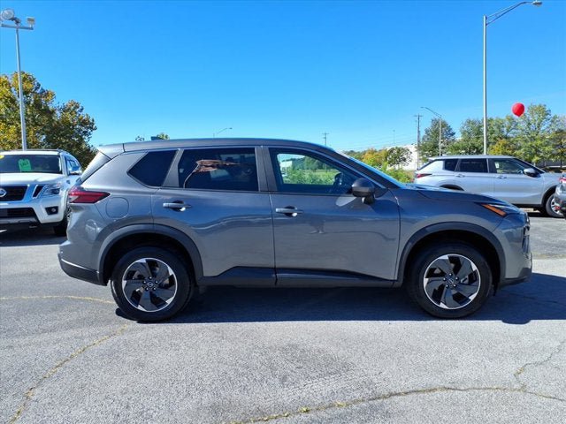 Used 2025 Nissan Rogue SV AWD/4WD image 4