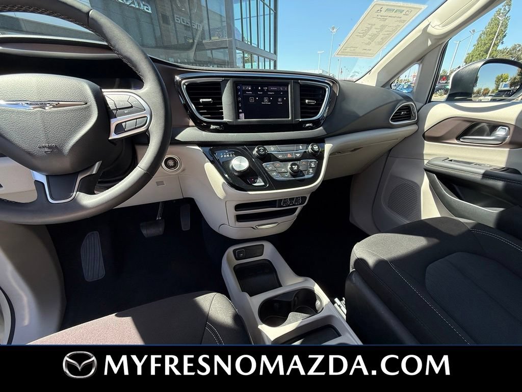 Used 2023 Chrysler Voyager LX FWD image 23