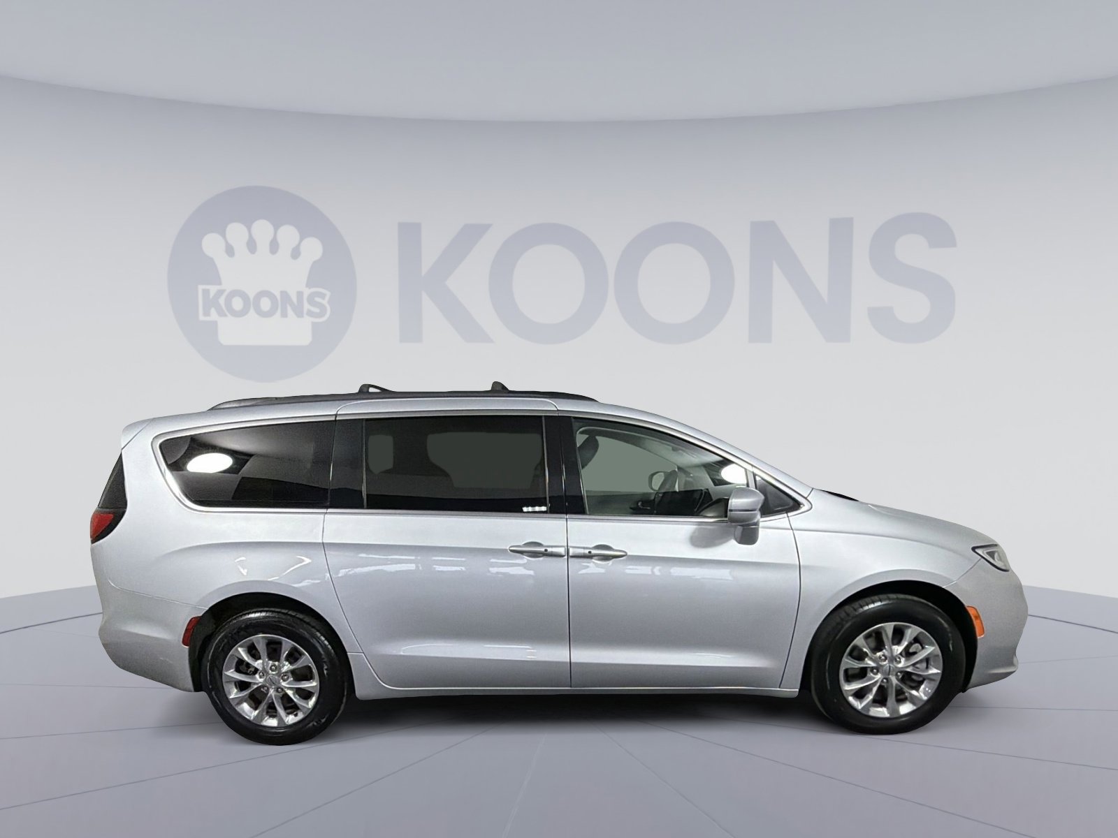Used 2022 Chrysler Pacifica Touring-L image 8