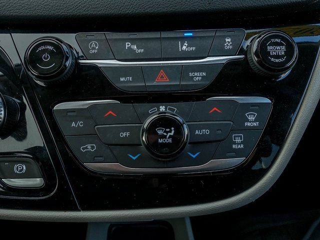 Used 2023 Chrysler Pacifica Touring-L FWD image 13
