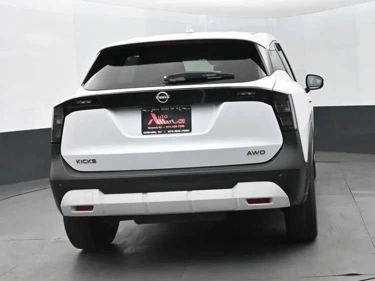 Used 2025 Nissan Kicks SV AWD/4WD image 8