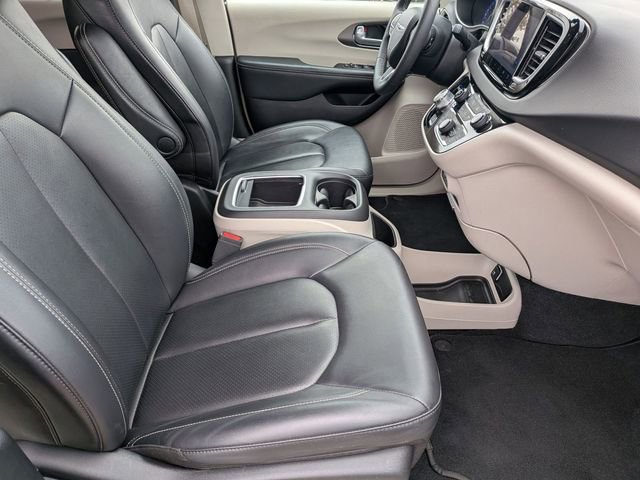 Used 2024 Chrysler Pacifica Touring-L image 31