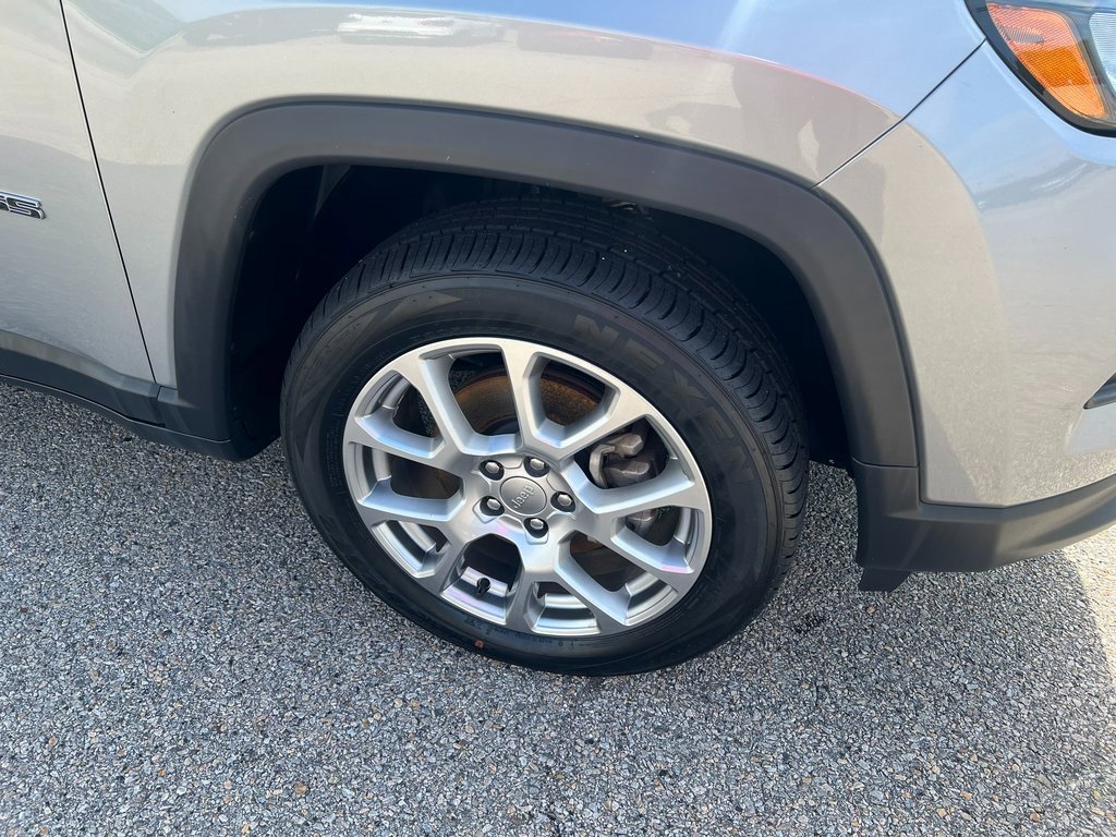 Used 2022 Jeep Compass Latitude image 3