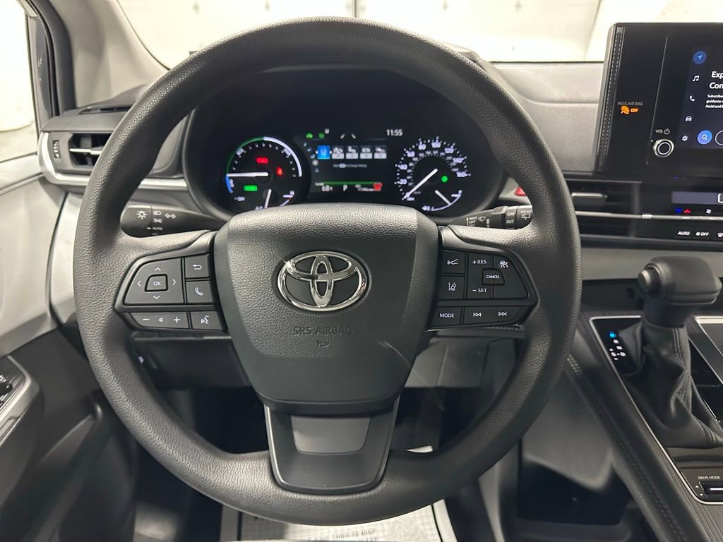 Used 2025 Toyota Sienna LE image 18
