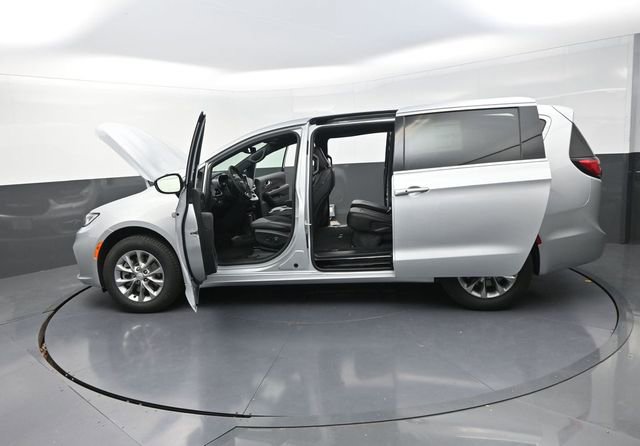 New 2026 Chrysler Pacifica Select image 30