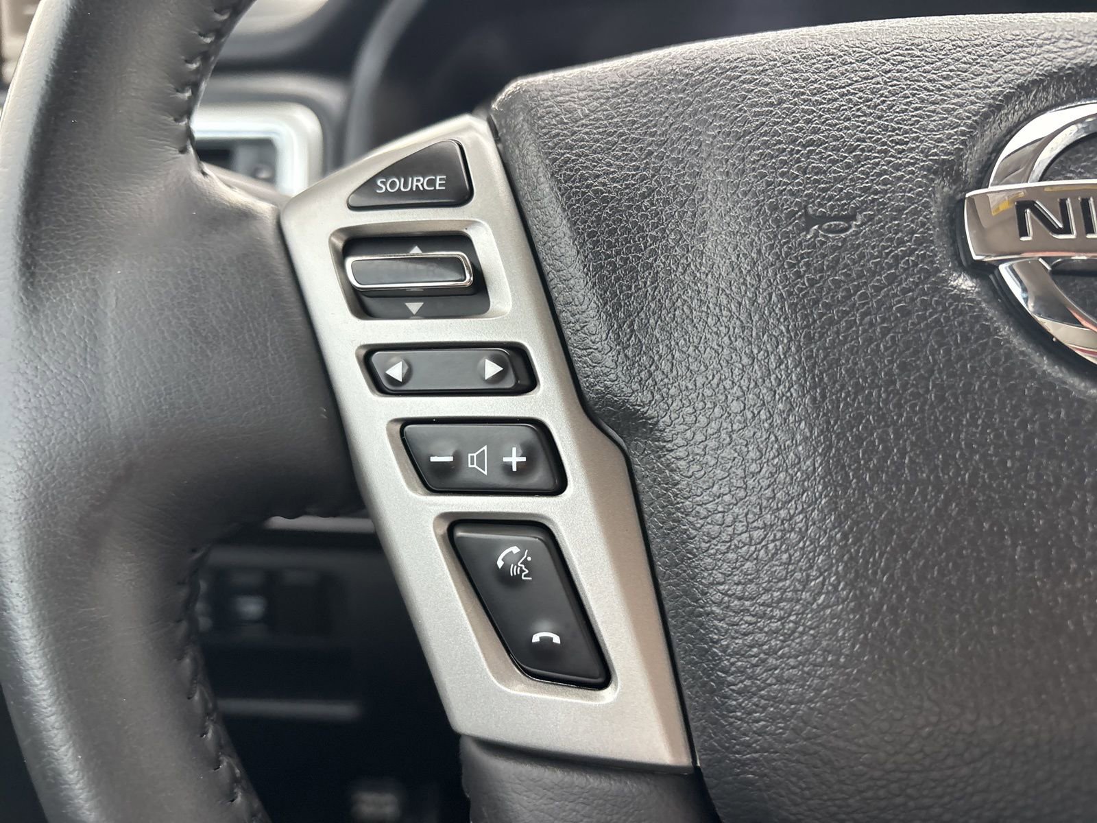 Used 2018 Nissan Titan SV w/ SV Convenience Package AWD/4WD image 27