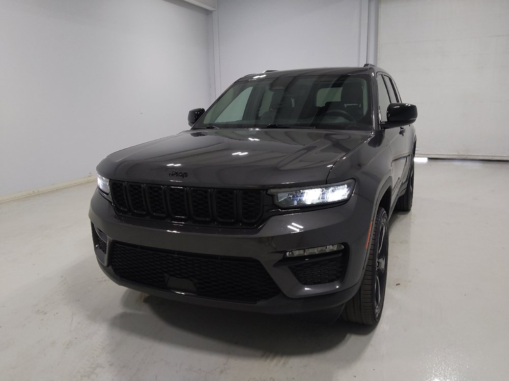 Used 2023 Jeep Grand Cherokee Limited w/ Black Appearance Package AWD/4WD image 15